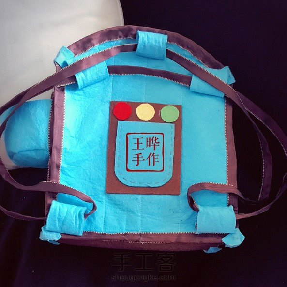 来交作业喽🤗
提前给宝贝外甥小七做的六一儿童节礼物🎁
手工不织布背包🎒
第一次做不织布的背包
先模仿再创作吧😋
有些小粗糙
不过也是自己用心的礼物🎁
小七很喜欢❤️