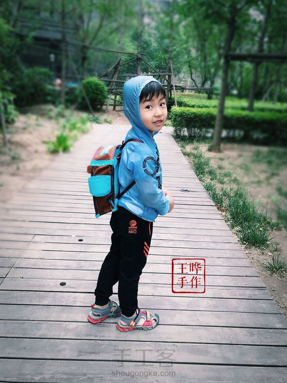 来交作业喽🤗
提前给宝贝外甥小七做的六一儿童节礼物🎁
手工不织布背包🎒
第一次做不织布的背包
先模仿再创作吧😋
有些小粗糙
不过也是自己用心的礼物🎁
小七很喜欢❤️ 第3张