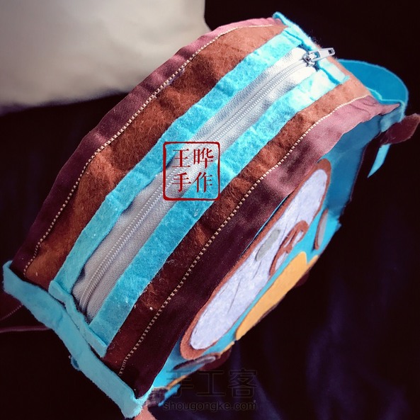 来交作业喽🤗
提前给宝贝外甥小七做的六一儿童节礼物🎁
手工不织布背包🎒
第一次做不织布的背包
先模仿再创作吧😋
有些小粗糙
不过也是自己用心的礼物🎁
小七很喜欢❤️ 第7张