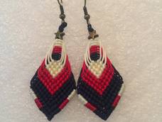 嗯,交作业,老师的教程很详细清楚,我做的也还算工整😜。搭色自己参照了教程和其他小伙伴的颜色选了这三个,觉得不够出彩,后面想学的小伙伴大胆一些哈。再给个建议,如果不是大高个大长脖,起头留的圈不用很长,我几乎都没留,耳扣可以直接穿好再编更省力。