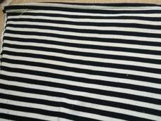 首先展现一下效果图,第一先剪块布,已经做成被子啦。枕头      只需要再剪一块布然后里面塞满棉花再缝起来。