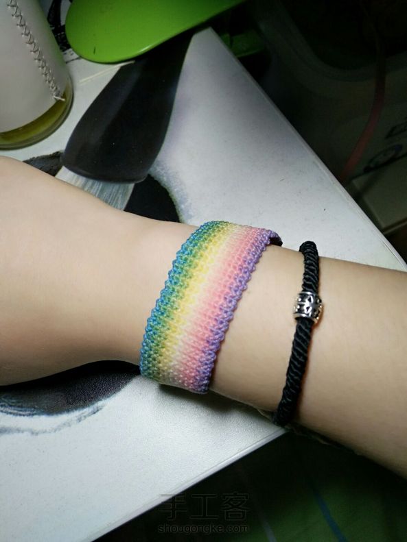 南美蜡线，猜我编了多少个雀头结🌝75×13个😂😂😂不过真好看啊，自己戴的肯定加了滤镜😛不然不白不仙。泰蜡觉得不适合，玉线可能太硬，7号线可以试试😄