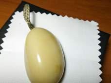 自己试了用502粘木粉，但是一直失败，就把木粉掺进滴胶内，再加点色精，还算尝试成功了，就是时间长一点。效果还行。小白一个，不知道可不可以用滴胶