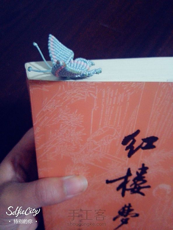 交作业～谢谢老师分享的教程，蝴蝶翅尾我稍改了一下～第一次编这种书签，貌似尾巴短了点，下次改进😊😊😊 第2张