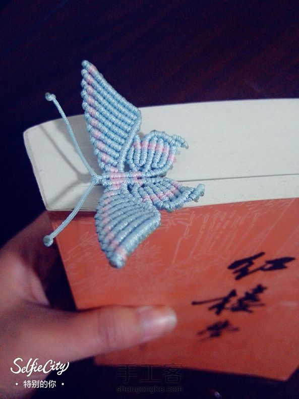 交作业～谢谢老师分享的教程，蝴蝶翅尾我稍改了一下～第一次编这种书签，貌似尾巴短了点，下次改进😊😊😊 第3张