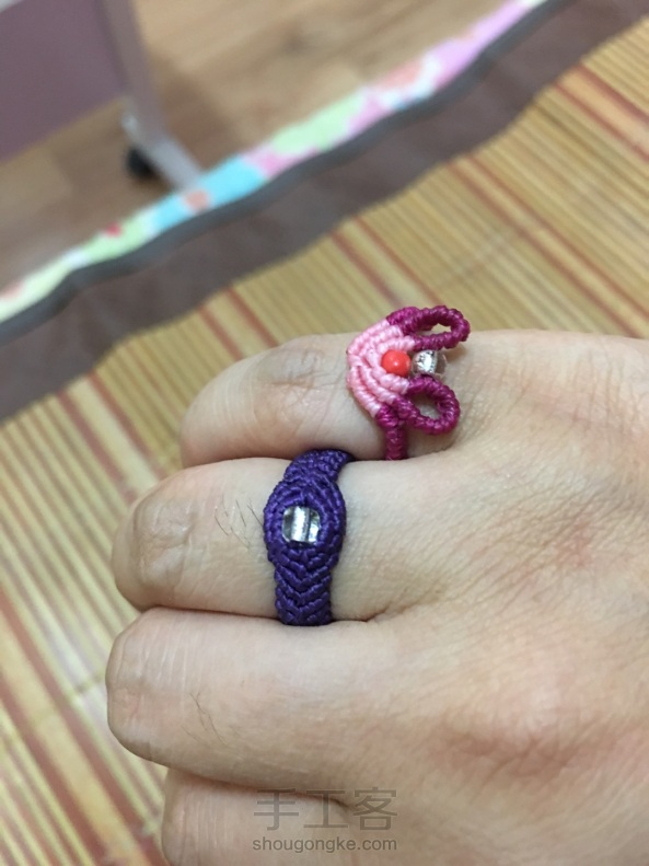 感谢叮咚和冰冰手工客里的教程！非常详细，新手也能编出来！薇丝娜娜蜡线编的戒指很漂亮！