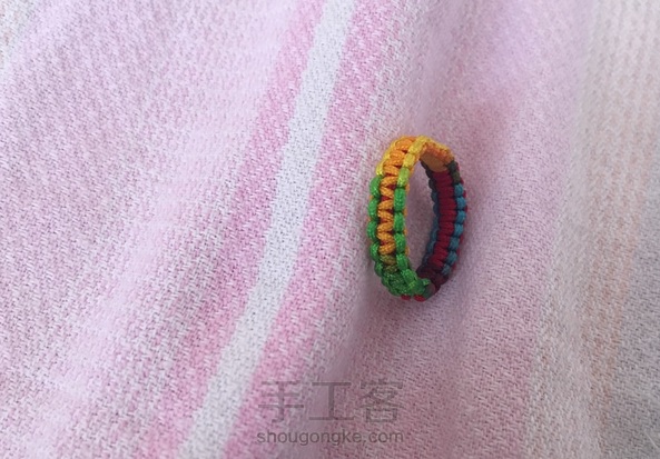 平结是我学会最早的一个编法，编了好多这种小戒指