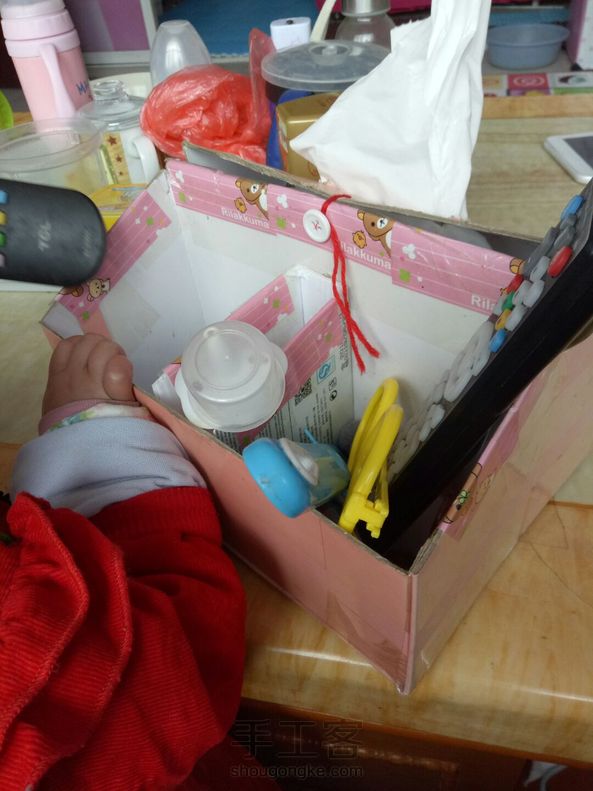 这是用鞋盒改造的桌面收纳盒，因为时间问题，马马虎虎用着了，应该在外面包裹一层好看的防水纸什么的