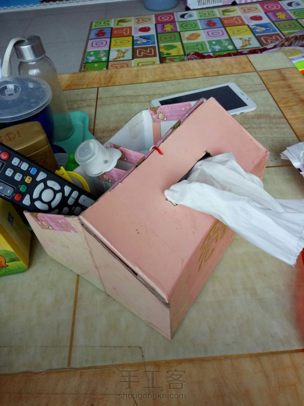 这是用鞋盒改造的桌面收纳盒，因为时间问题，马马虎虎用着了，应该在外面包裹一层好看的防水纸什么的 第1张