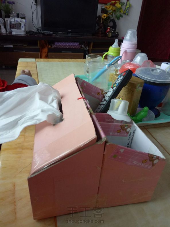 这是用鞋盒改造的桌面收纳盒，因为时间问题，马马虎虎用着了，应该在外面包裹一层好看的防水纸什么的 第2张