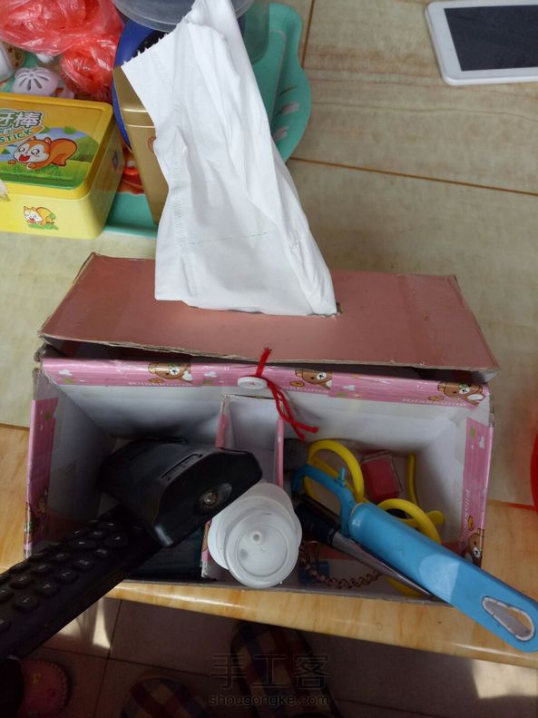 这是用鞋盒改造的桌面收纳盒，因为时间问题，马马虎虎用着了，应该在外面包裹一层好看的防水纸什么的 第3张