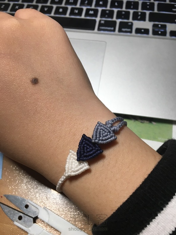 这个配色超好看❤️最近线头堆积得多了决定做这个手链，结果做完以后线头比原来还多了😂😂😂 第1张