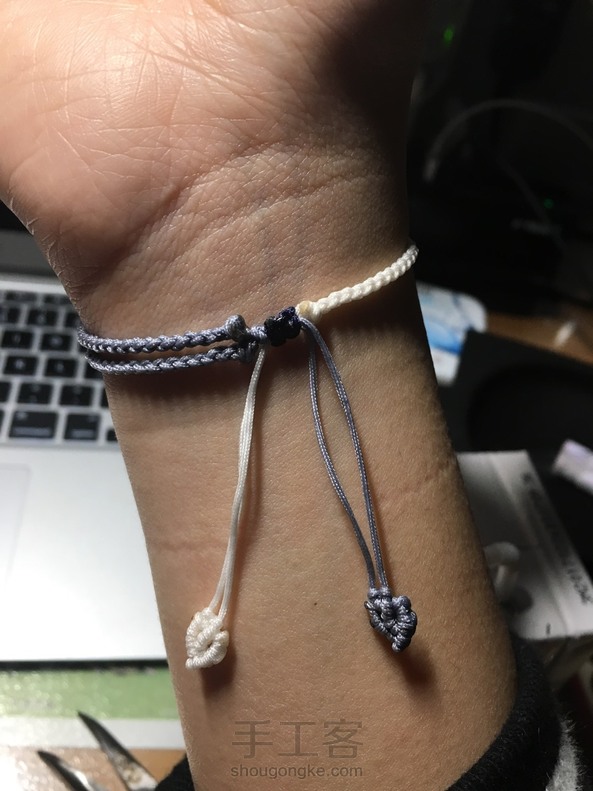 这个配色超好看❤️最近线头堆积得多了决定做这个手链，结果做完以后线头比原来还多了😂😂😂 第2张