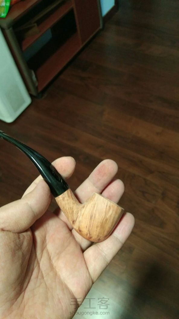 每周末做一个斗，这次没什么变化就不上教程了，不过这次的料子不错，竟然是全火焰纹，太惊喜了，专门染偏红一些，效果很好。另外染色过程中等的好无聊，又顺手做个簪子，用来哄哄老婆。 第3张