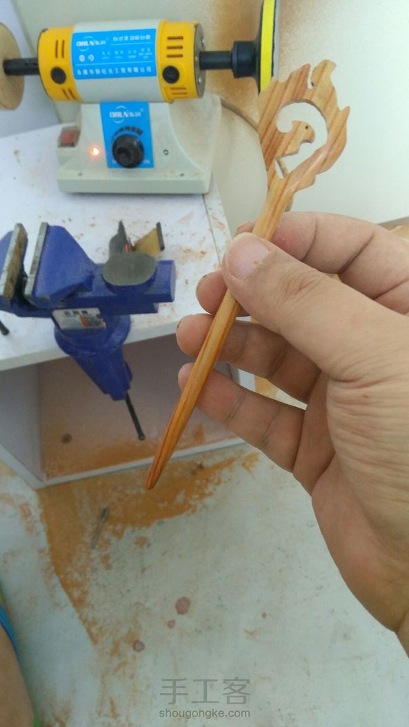每周末做一个斗，这次没什么变化就不上教程了，不过这次的料子不错，竟然是全火焰纹，太惊喜了，专门染偏红一些，效果很好。另外染色过程中等的好无聊，又顺手做个簪子，用来哄哄老婆。 第8张