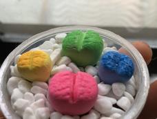 颜色都有点艳丽了 用泡沫印纹理 很巧妙 也很逼真 感谢分享