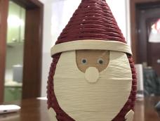 #纸藤#圣诞老人收纳罐
身体做得比较满意，很工整；帽子有点难，因为要另外加枝干，原作也有点歪的。