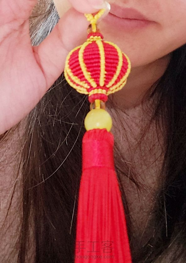 昨天做的，流苏是买的，今天过年，做个红灯笼挂挂^O^