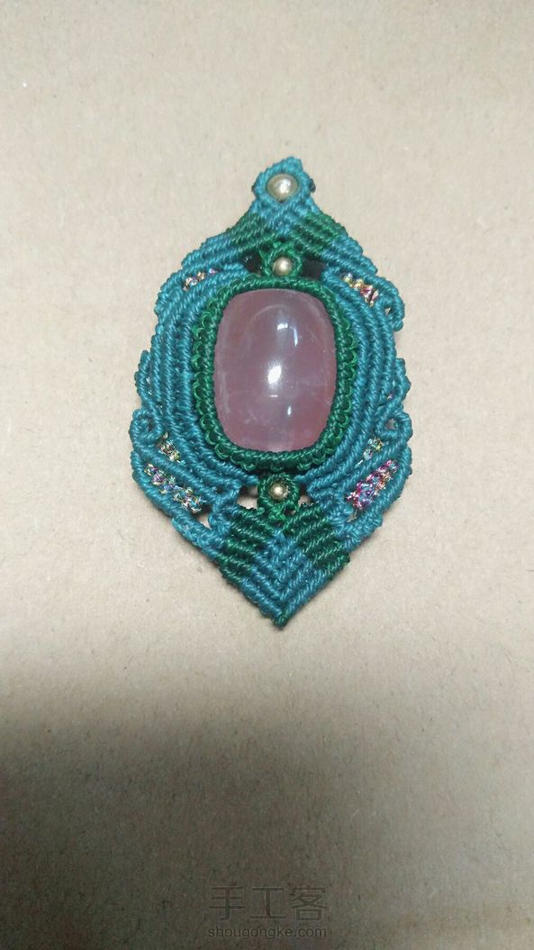 马粉桶珠，配上孔雀蓝，编完了比我想象的胖一些