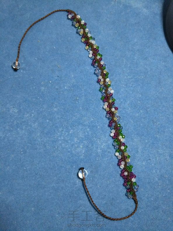 交个作业，用的0.35的微芯，2mm的珠子，线用的是2根75cm,3根150cm.做完之后短线剩下20cm,长线剩下60cm。一条半成品珠子全部用完，编了15cm,我的手腕要16cm，还差了一点点，只能将就一下了。