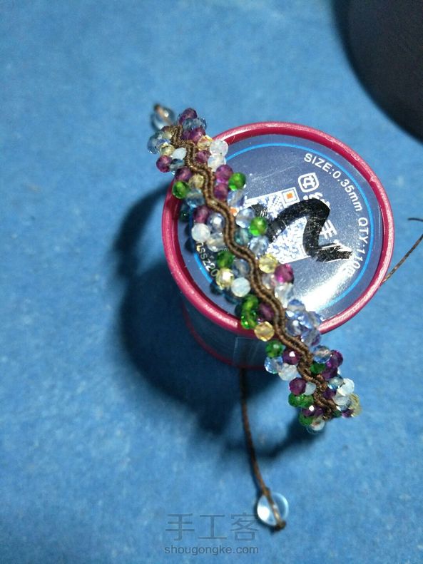 交个作业，用的0.35的微芯，2mm的珠子，线用的是2根75cm,3根150cm.做完之后短线剩下20cm,长线剩下60cm。一条半成品珠子全部用完，编了15cm,我的手腕要16cm，还差了一点点，只能将就一下了。 第1张