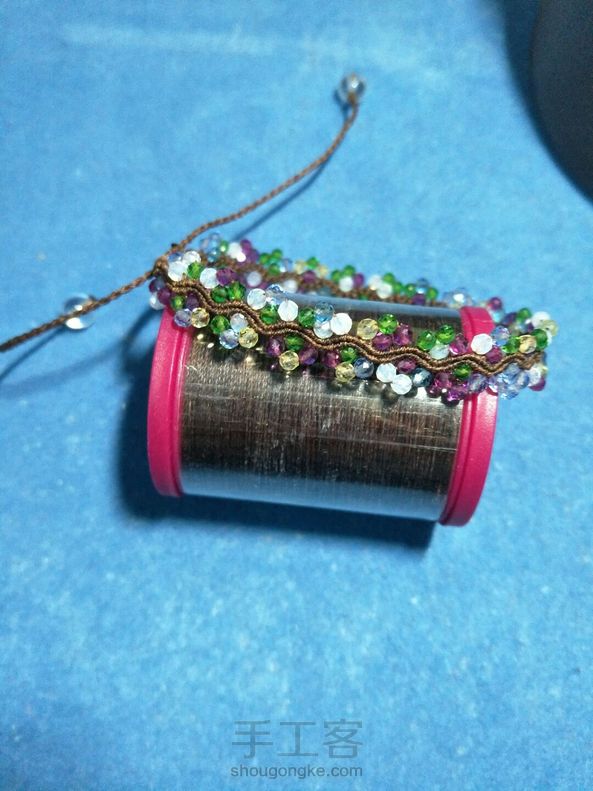 交个作业，用的0.35的微芯，2mm的珠子，线用的是2根75cm,3根150cm.做完之后短线剩下20cm,长线剩下60cm。一条半成品珠子全部用完，编了15cm,我的手腕要16cm，还差了一点点，只能将就一下了。 第2张