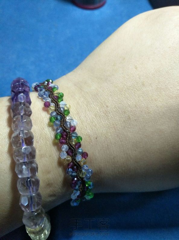 交个作业，用的0.35的微芯，2mm的珠子，线用的是2根75cm,3根150cm.做完之后短线剩下20cm,长线剩下60cm。一条半成品珠子全部用完，编了15cm,我的手腕要16cm，还差了一点点，只能将就一下了。 第3张