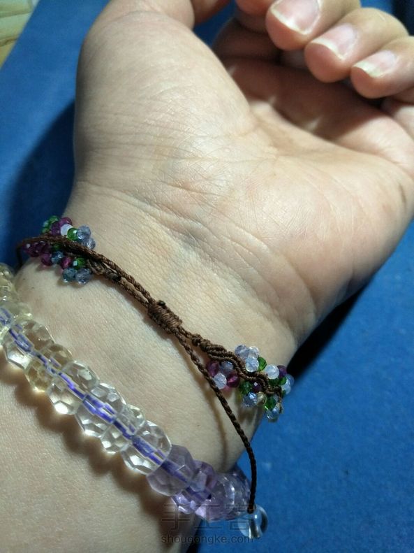 交个作业，用的0.35的微芯，2mm的珠子，线用的是2根75cm,3根150cm.做完之后短线剩下20cm,长线剩下60cm。一条半成品珠子全部用完，编了15cm,我的手腕要16cm，还差了一点点，只能将就一下了。 第4张