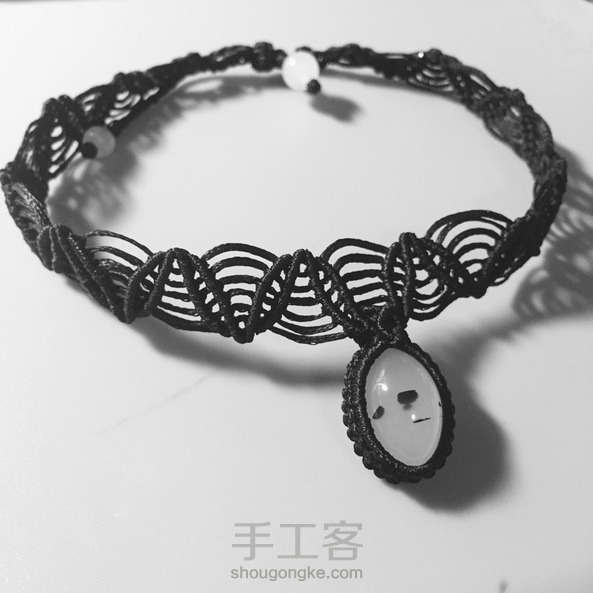 前段时间跟着教程学的锁骨链，酷酷哒。不足就是蜡线用的1.0的，编出来粗了。要点是需要控制好间距，尽量做到两边一致。