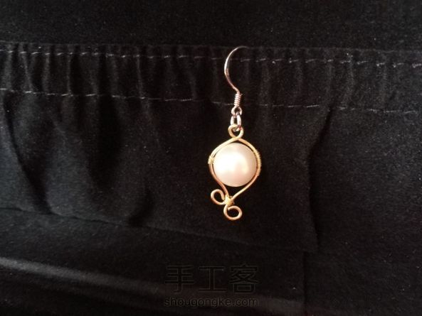 谢谢老师的教程，半个电影的时间只允许我做一个，有时间再做一个，还是一对比较好，忽略钩子颜色和吊坠的颜色差别，这个就是练手