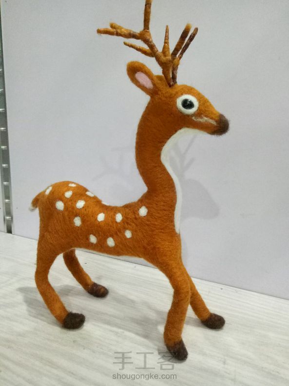 第一次弄骨架，比例没弄好，脖子太长腿太短，戳完觉得看起来怪怪的，没有梅花鹿那种修长的美感。没办法，下次再努力吧！