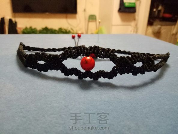 一不小心做成了一个choker项链，还挺好看的，配上前几天买的黑色衣服还不错，哈哈哈