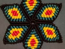 看这个花纹挺好看的，就做了一个杯垫。。。有点耗线啊。。。剪下来的短线用不着了，扔了也好可惜。。。