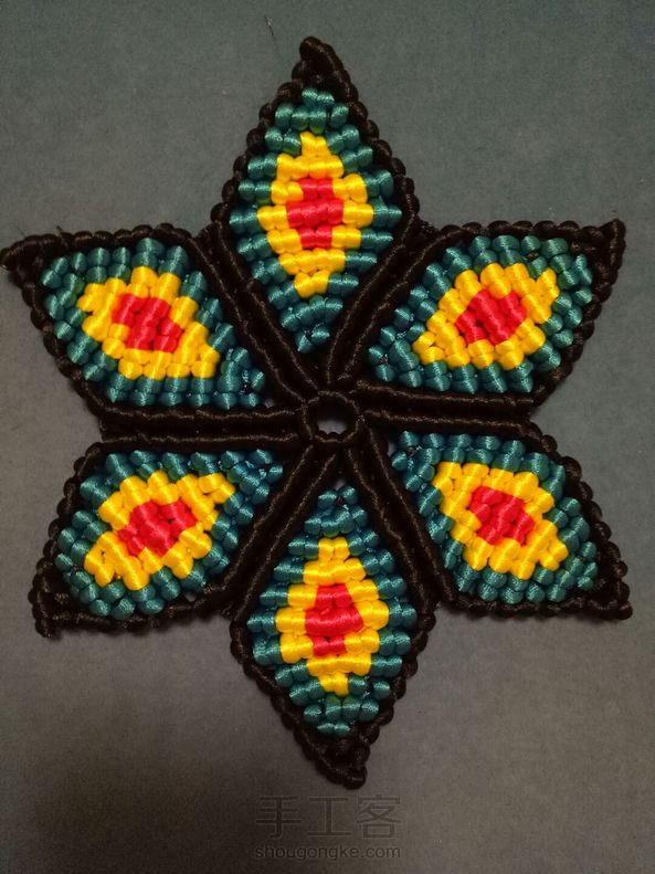 看这个花纹挺好看的，就做了一个杯垫。。。有点耗线啊。。。剪下来的短线用不着了，扔了也好可惜。。。