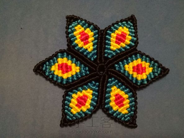 看这个花纹挺好看的，就做了一个杯垫。。。有点耗线啊。。。剪下来的短线用不着了，扔了也好可惜。。。 第1张