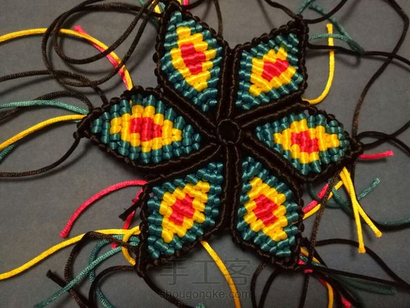 看这个花纹挺好看的，就做了一个杯垫。。。有点耗线啊。。。剪下来的短线用不着了，扔了也好可惜。。。 第2张