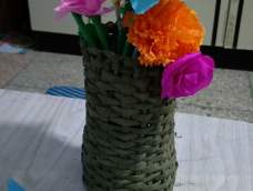 编了个花瓶和花篮，怎么样，漂亮吗？