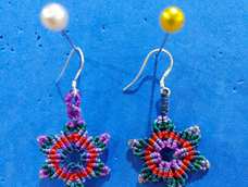 隔了好几天，才编了另一个，颜色还不太一样，罢了，最近也流行不对称索性就都不一样吧