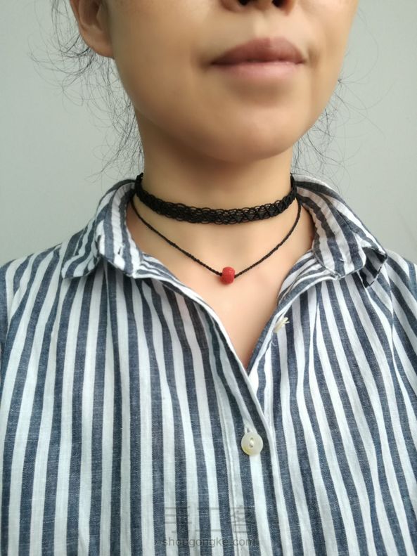 完工了，谢谢老师，不过老师说的线短了点，我后面又加线了，准备再编一个，我这个是0.8的扁腊，主体大概每根4.5米，怕不够，可以用5米，对折后2.5米，吊坠的线因为总编不好6股绳，干脆4股绳编的，自己根据需要的长度用线