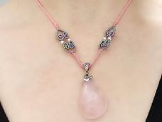 谢谢手老师的教程!编出来虽然没有手老师的精致,但这个花好配这个吊坠,感觉很漂亮,