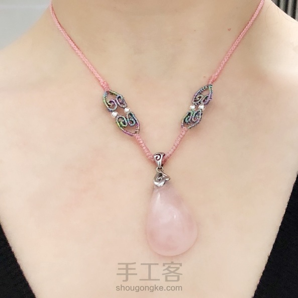 谢谢手老师的教程！编出来虽然没有手老师的精致，但这个花好配这个吊坠，感觉很漂亮，