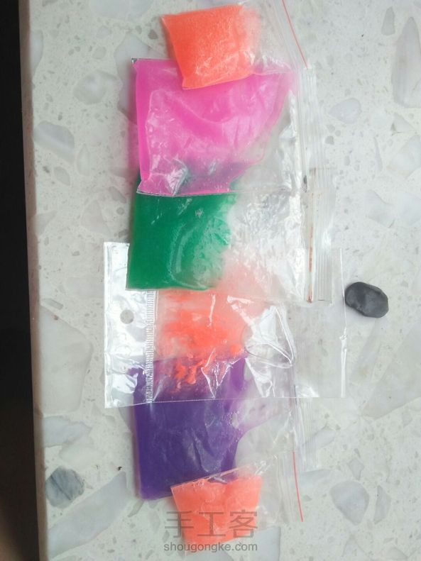 我的做法跟他做的不一样，然后当中，你们也应该也看到了，中间有一个双色的。然后上面还有一个黑色的那个都干了，请不要介意。 第3张
