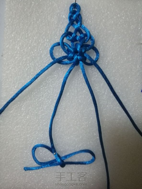 感谢镜子和兔子羊老师的教程，研究了很久才做对了四线团锦结！自己记录一下步骤！五号线绕线60厘米左右2根，红色单线团锦结35㎝。 第1张