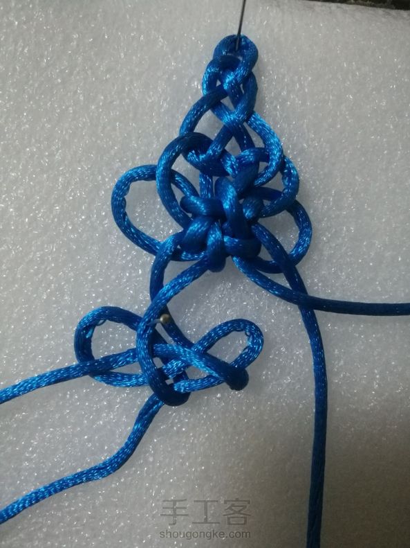 感谢镜子和兔子羊老师的教程，研究了很久才做对了四线团锦结！自己记录一下步骤！五号线绕线60厘米左右2根，红色单线团锦结35㎝。 第2张