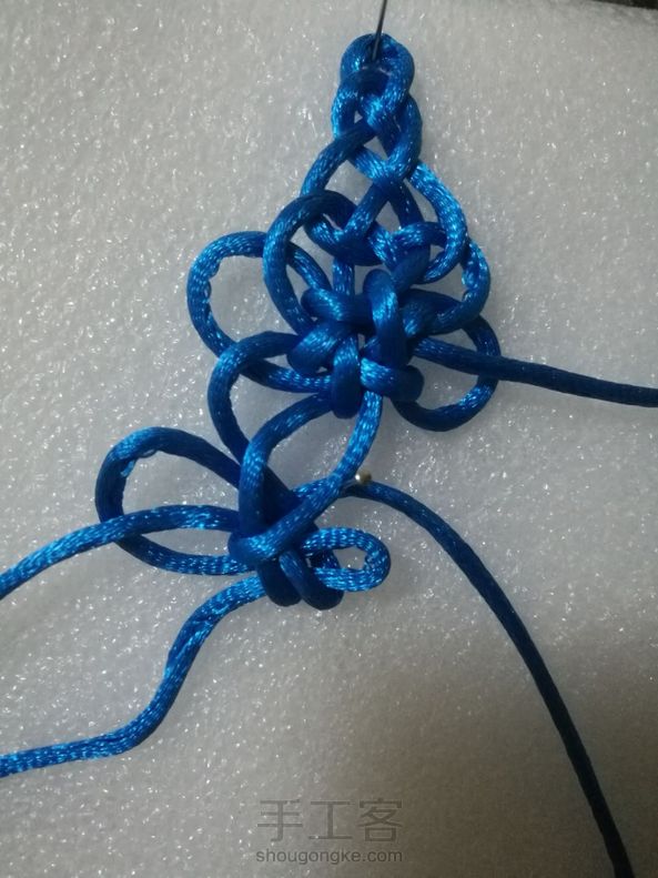 感谢镜子和兔子羊老师的教程，研究了很久才做对了四线团锦结！自己记录一下步骤！五号线绕线60厘米左右2根，红色单线团锦结35㎝。 第3张