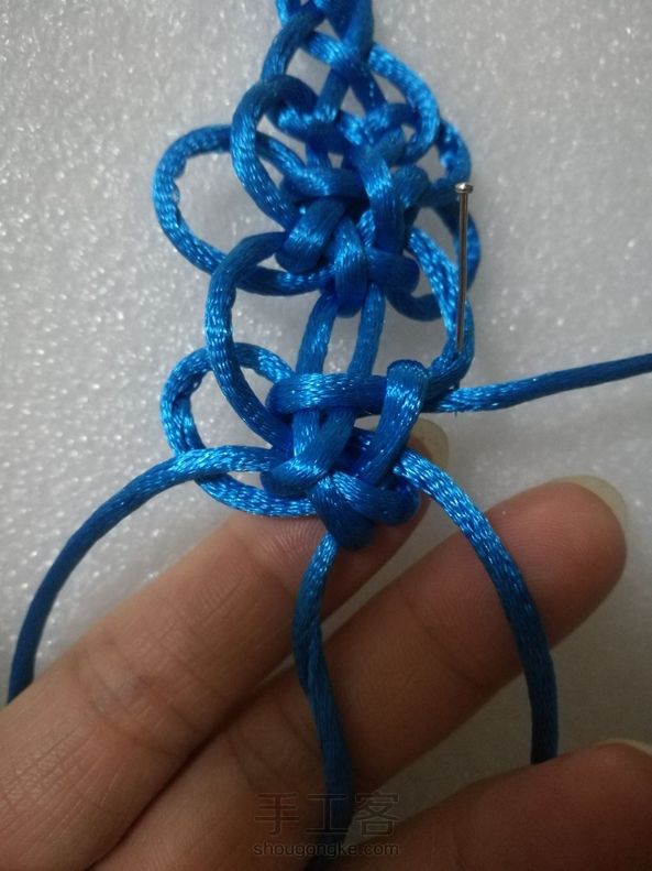 感谢镜子和兔子羊老师的教程，研究了很久才做对了四线团锦结！自己记录一下步骤！五号线绕线60厘米左右2根，红色单线团锦结35㎝。 第4张