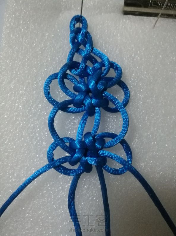 感谢镜子和兔子羊老师的教程，研究了很久才做对了四线团锦结！自己记录一下步骤！五号线绕线60厘米左右2根，红色单线团锦结35㎝。 第5张