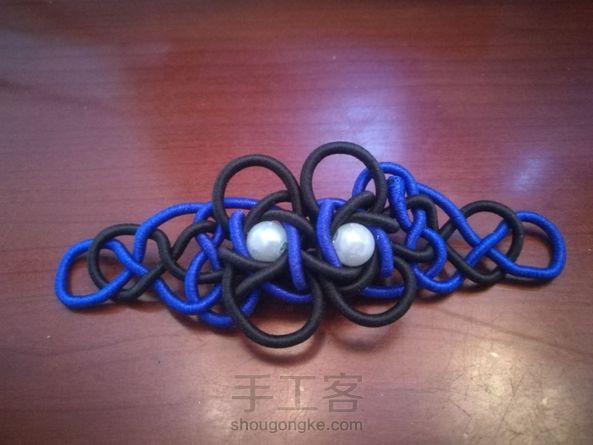 感谢镜子和兔子羊老师的教程，研究了很久才做对了四线团锦结！自己记录一下步骤！五号线绕线60厘米左右2根，红色单线团锦结35㎝。 第6张