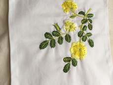 刚开始学有很多地方不够到位，比如中间那朵第一个绣，之前没绣过大朵的花，布没有绷紧就有点皱，还有好几处，但是绣完看到成品还是很高兴，我会继续努力加油的，大家共同进步。