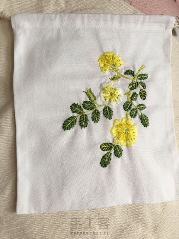 刚开始学有很多地方不够到位，比如中间那朵第一个绣，之前没绣过大朵的花，布没有绷紧就有点皱，还有好几处，但是绣完看到成品还是很高兴，我会继续努力加油的，大家共同进步。